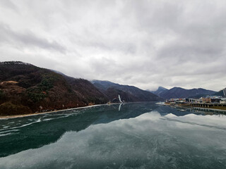 얼어버린 강과 폭포