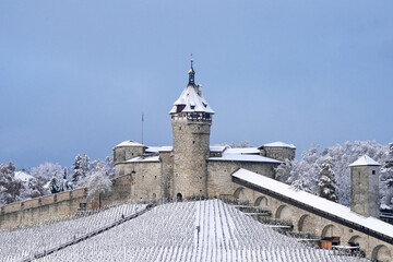 Alter Burgturm in Schaffhausen ausnahmsweise schneebedeckt