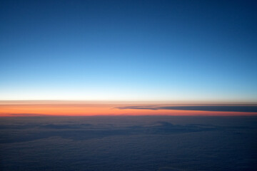 Horizont über den Wolken am frühen Morgen bevor die Sonne aufgeht