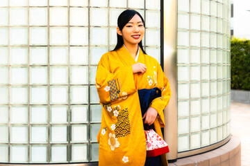 記念撮影をする袴姿の女性