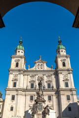 Fototapeta na wymiar Mariensäule vor der Westfassade des Doms in Salzburg, Österreich