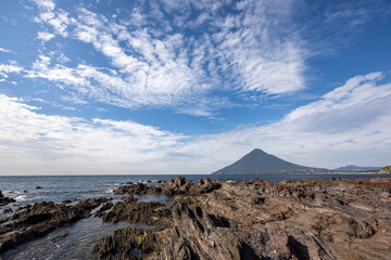 薩摩半島の南端、長崎鼻の岩礁から見る開聞岳の雄姿
