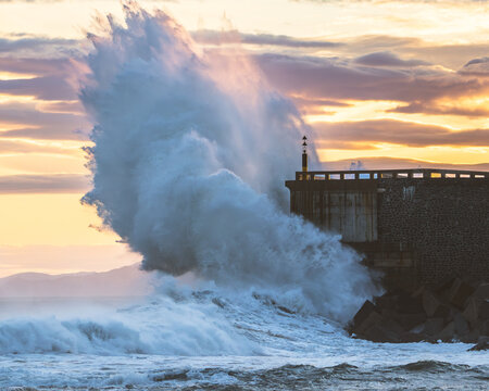 Olas gigantes en el mar Cant&agrave;brico, Mutriku.