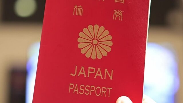 日本のパスポート　旅の用意、海外旅行　パスポートの確認