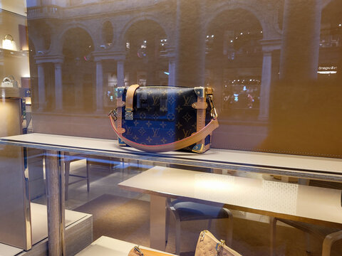 Un sac Vuitton avec le monogramme dessus dans une vitrine de magasin &agrave; Turin en Italie.