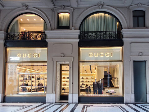 Une boutique de la marque de luxe Gucci à Turin en Italie