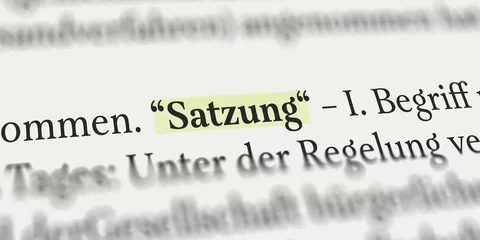 Das Wort Satzung im Buch mit Textmarker markiert © Nico