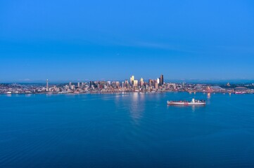 Fototapeta premium The Seattle waterfront skyline at sunset in December