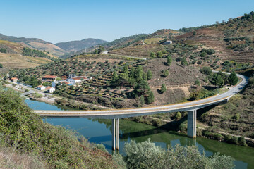 Ponte sobre o rio Tua com a estação de comboios da Brunheda ao fundo em Trás os Montes, Portugal