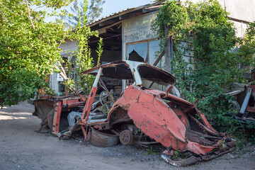 Obraz premium rusty old car wreck in a backyard