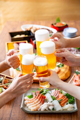 ビールで乾杯、宴会、酒席 © kazoka303030