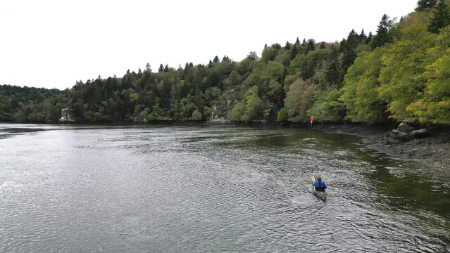 Kayak de mer sur le fleuve c&ocirc;tier vu de drone, Finist&egrave;re, Bretagne, France