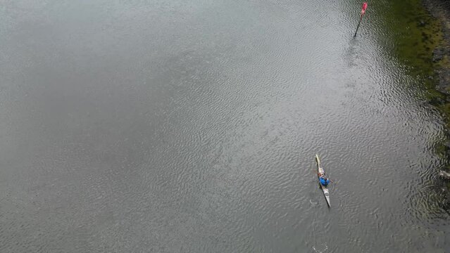 Kayak de mer sur le fleuve c&ocirc;tier vu de drone, Finist&egrave;re, Bretagne, France