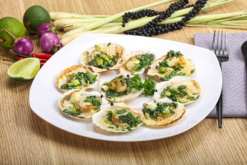 Grilled scallops with green onion