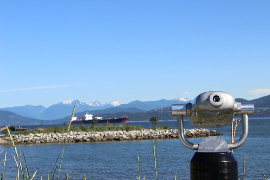 Vue sur la baie à Vancouver avec télescope de tourisme