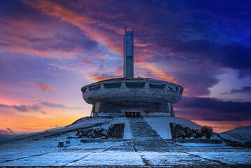 Buzludzha, Bulgaria - Mart 2023: The Memorial House of the Bulgarian Communist Party sits on Buzludzha Peak at sunset - obrazy, fototapety, plakaty