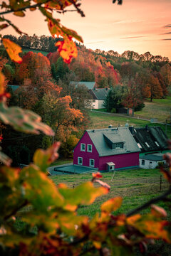 Haus im Herbst auf dem Land