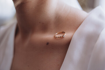 wedding ring on the collarbone of the bride - obrazy, fototapety, plakaty
