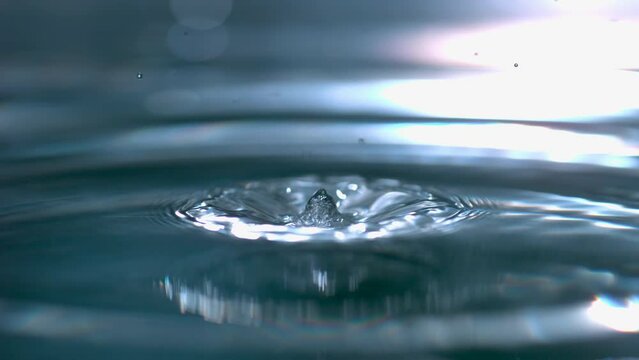 High speed shooting, close-up, water droplets, falling, rippling, rippling