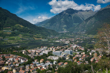 Panoramablick über ein Tal in Südtirol mit kleinen Ortschaften und Bergen im Hintergrund - obrazy, fototapety, plakaty