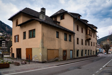 Ein typisches, altes Haus im Grödnertal in Südtirol