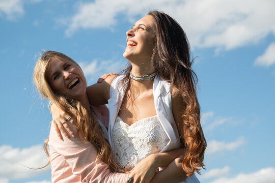 Hermosas amigas abrazadas al aire libre