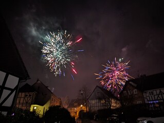 Silvester auf dem Land Raketen &uuml;ber den H&auml;usern 