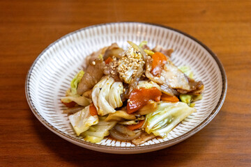野菜と薄切りの豚肉の炒め物