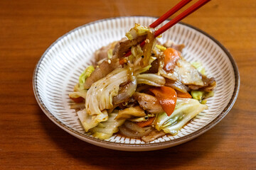 野菜と薄切りの豚肉の炒め物