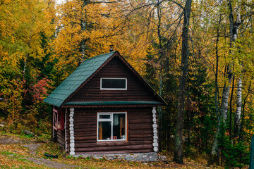 Fototapeta na wymiar a log cabin in the autumn forest
