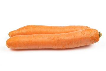 deux carottes entières, en gros plan, isolées sur un fond blanc