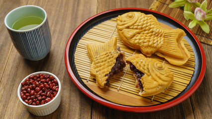 和菓子の鯛焼きと小豆と緑茶