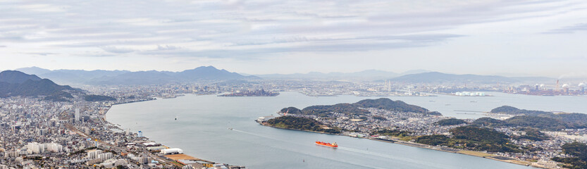 Fototapeta na wymiar 本州と九州を隔てる綺麗な海の関門海峡