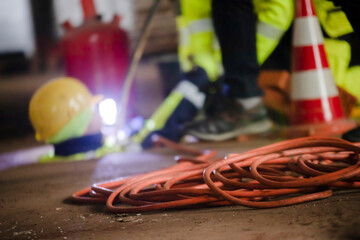 Kabel liegen vor Tiefbau Bauarbeitern