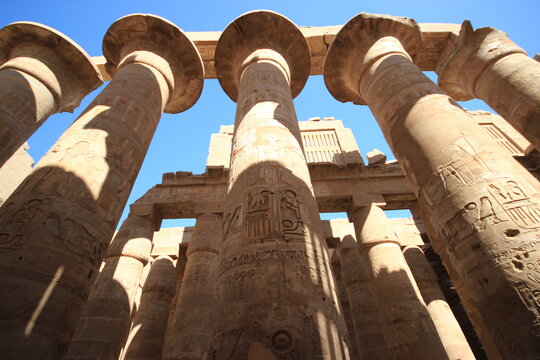 Salle hypostyle du temple de karnak (Louxor,th&eacute;bes, Egypte) vue de face des colonnes de droite