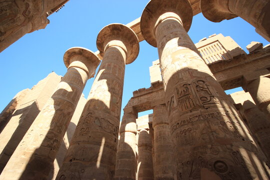 Salle hypostyle du temple de karnak (Louxor,th&eacute;bes, Egypte) vue des colonnes de droite