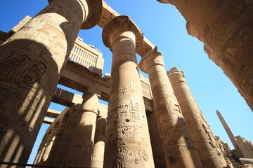 Salle hypostyle et obélisque de Hatchepsout du temple de karnak (Louxor,thébes, Egypte) colonnes de gauche