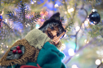 Befana con atmosfera natalizia e luci che vola sulla scopa con il sacco di regali.