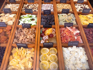 Mercado de comida con frutos secos en las calles de Barcelona, España. 
