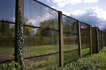Wall memorial in Groß Glienicke, city of Potsdam: expanded metal fence from around 1967. - 702300260