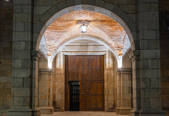 Arco con bóveda y puerta de entrada a la iglesia de nuestra señora de la asunción en la villa de...
