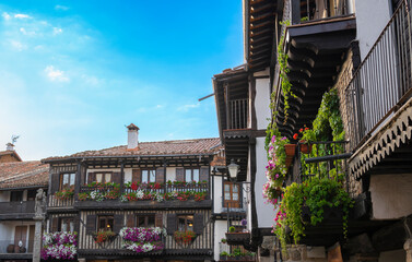 Balcones de casas tradicionales adornados con multitud de macetas y tiestos con flores en la hermosa villa de La Alberca, España