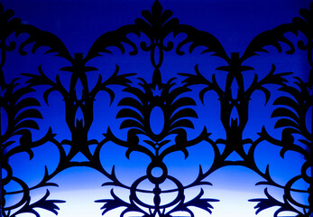Czarny ornament kwiatowy na niebieskim tle - obrazy, fototapety, plakaty