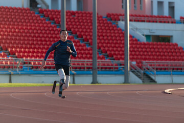 Obraz premium Athletes with disabilities who utilize running blades for short distances. Run down the running track.