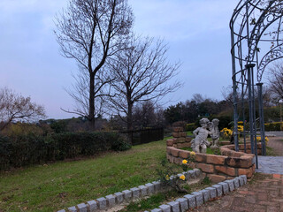 冬の公園の曇り空