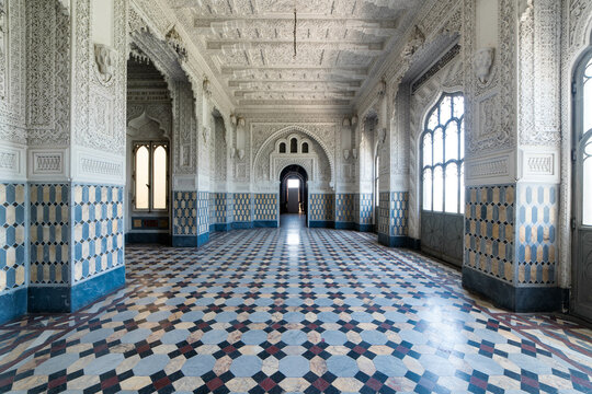 Le sontuose sale del Castello di Sammezzano sono un tripudio di colori e dettagli moreschi. Affreschi intricati, archi ornamentali e decorazioni lussuose. Il castello al momento &egrave; in fase di abbandono