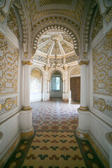 Le sontuose sale del Castello di Sammezzano sono un tripudio di colori e dettagli moreschi. Affreschi intricati, archi ornamentali e decorazioni lussuose. Il castello al momento è in fase di abbandono