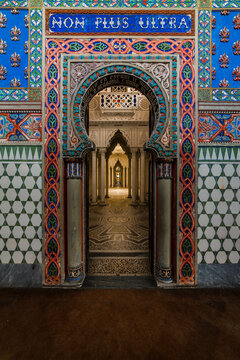 Le sontuose sale del Castello di Sammezzano sono un tripudio di colori e dettagli moreschi. Affreschi intricati, archi ornamentali e decorazioni lussuose. Il castello al momento &egrave; in fase di abbandono