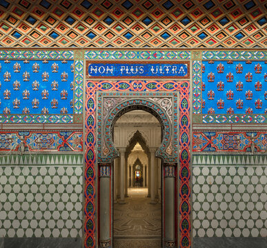 Le sontuose sale del Castello di Sammezzano sono un tripudio di colori e dettagli moreschi. Affreschi intricati, archi ornamentali e decorazioni lussuose. Il castello al momento &egrave; in fase di abbandono