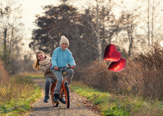 fröhliche Kinder fahren Fahrrad